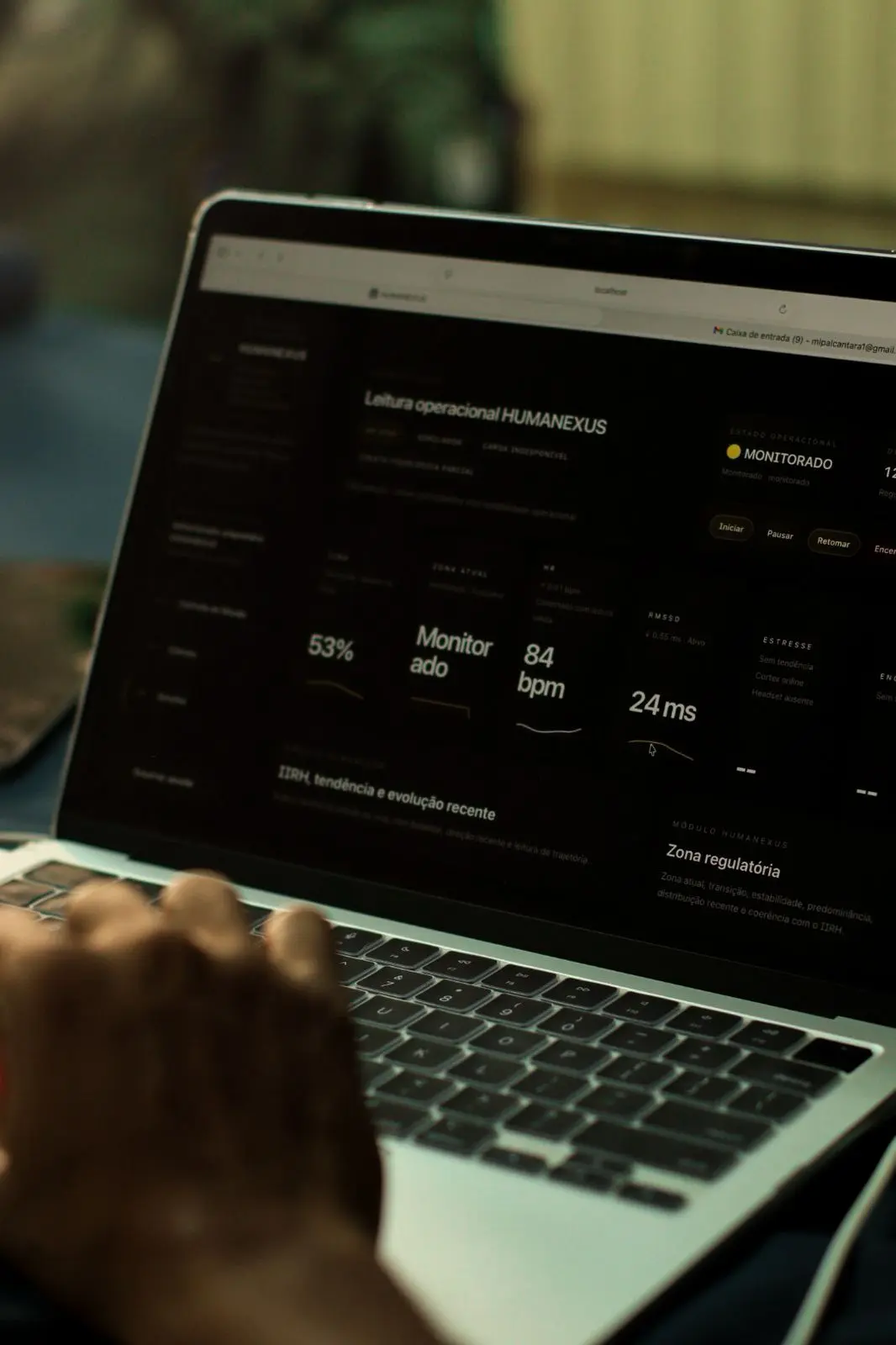 Dashboard HUMANEXUS em uso durante monitoramento operacional