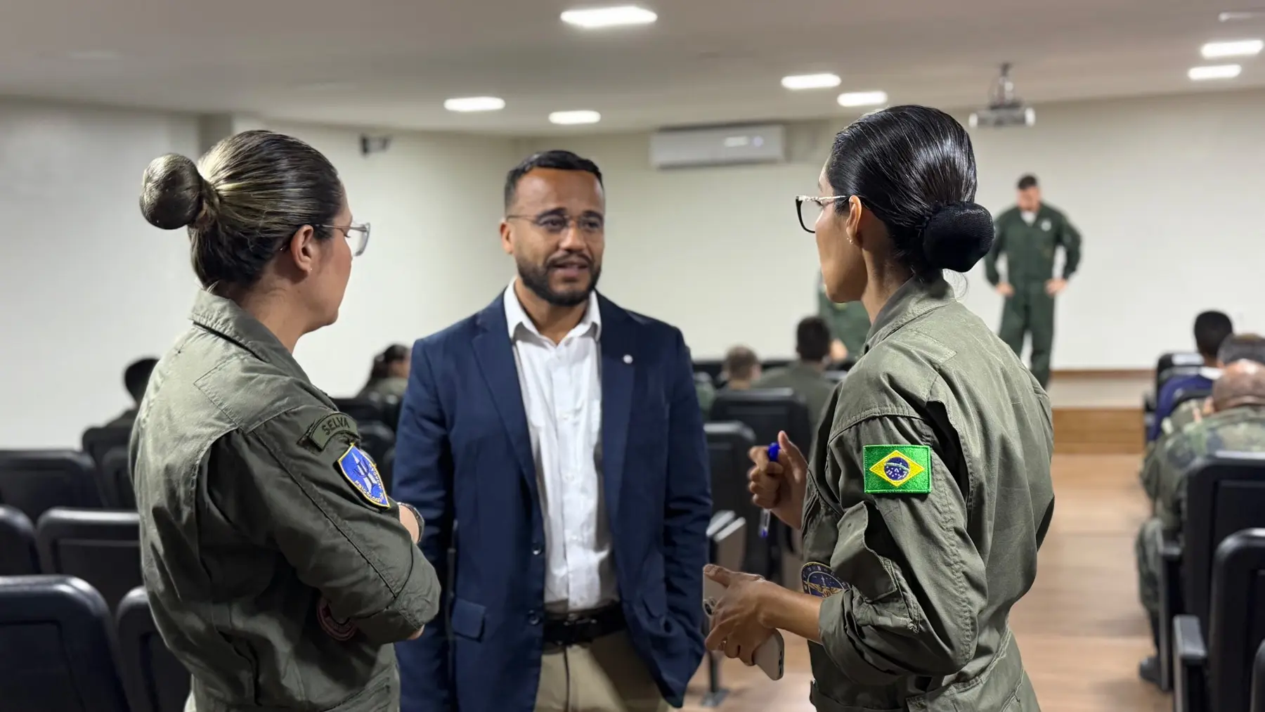 Dr. Marcos Alcântara em atividade com profissionais da aviação militar
