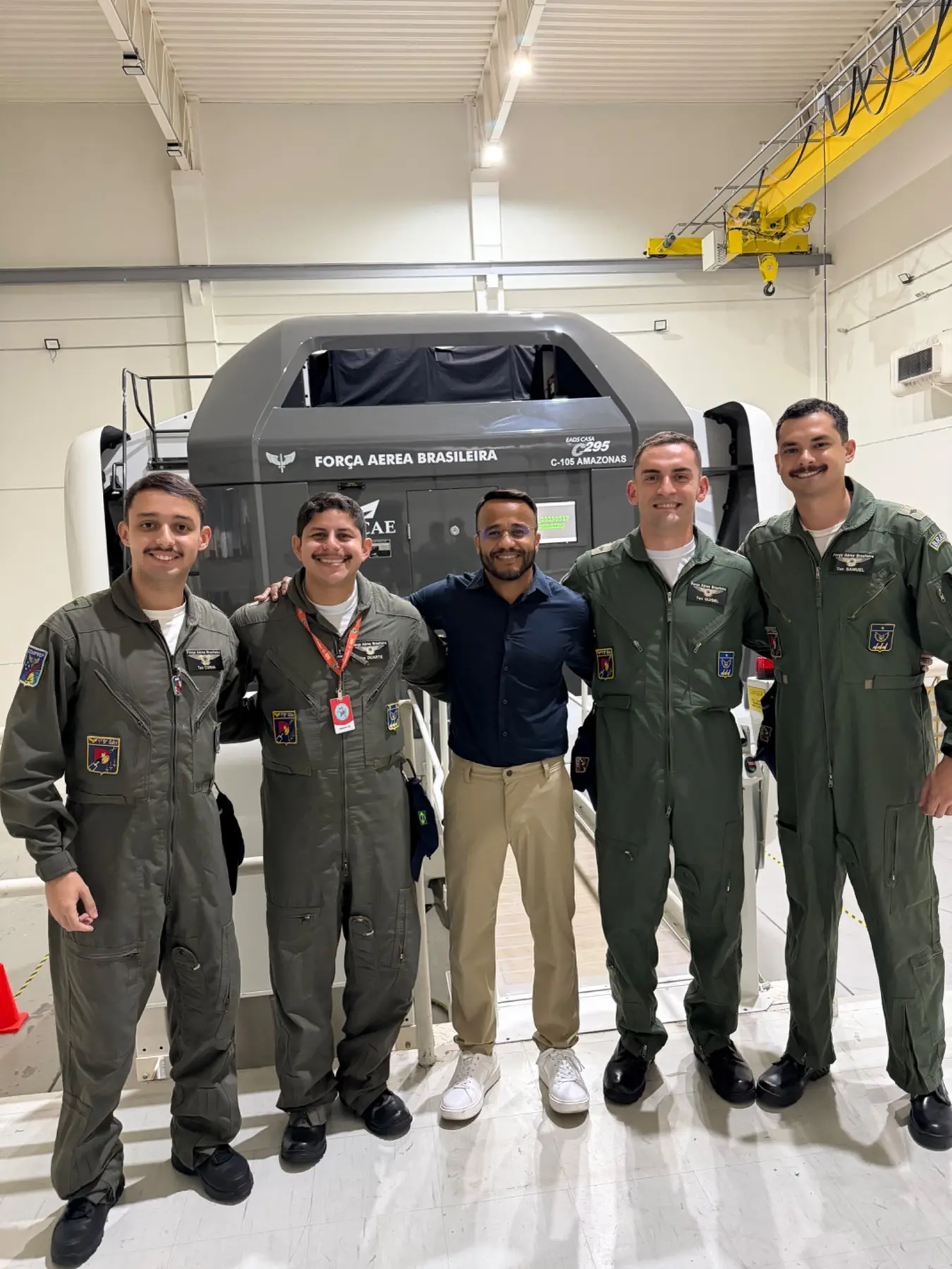 Dr. Marcos Alcântara com tripulação diante de simulador da Força Aérea Brasileira